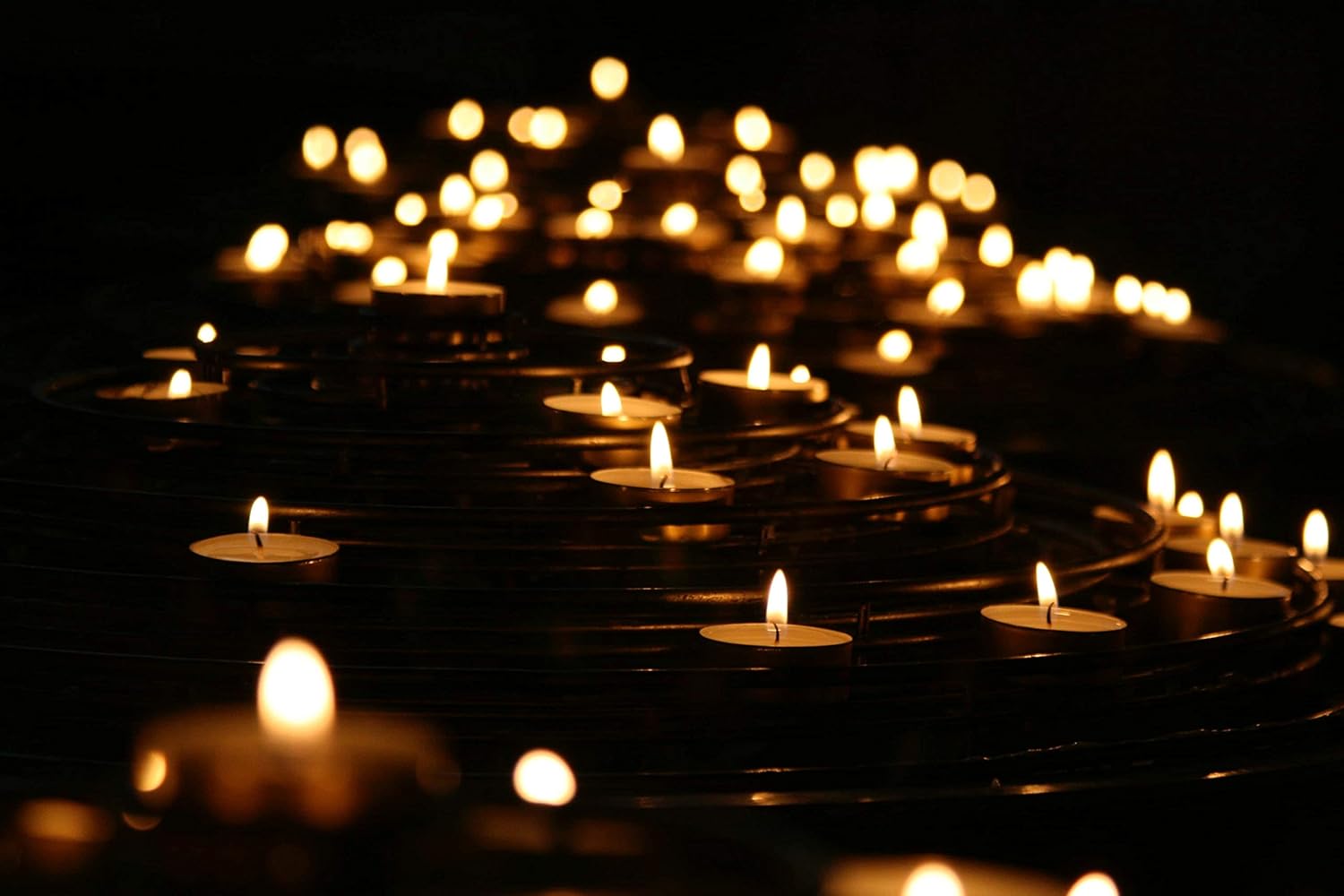 Zuvo Tea Light Candles 8 Hour Burn 100 Pack White Unscented 3.8x2.3cm